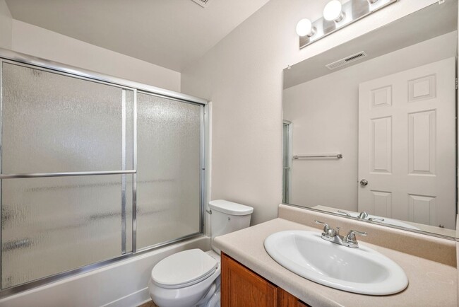 Building Photo - Updated Three Bedroom Townhome