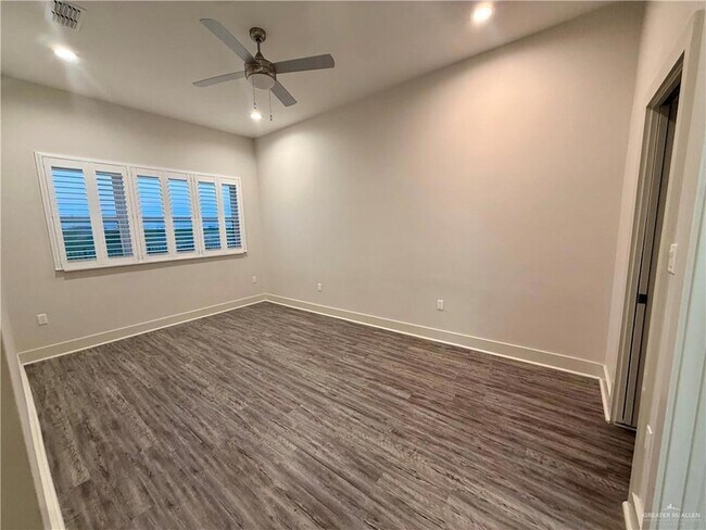 Building Photo - 3403 Lago Washington