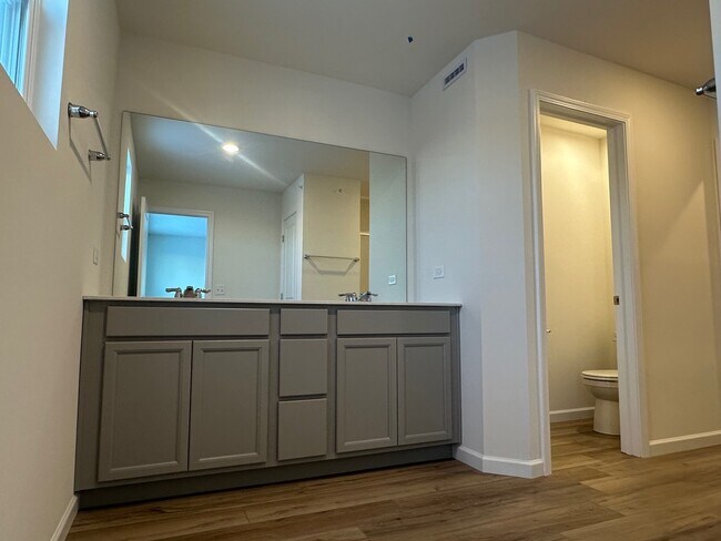 Building Photo - 5924 Hawkweed Dr