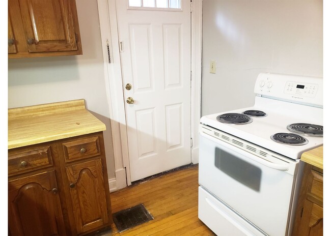 Building Photo - 3204 Bishop St