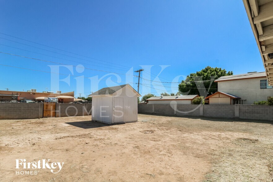 Building Photo - 2735 W Royal Palm Rd