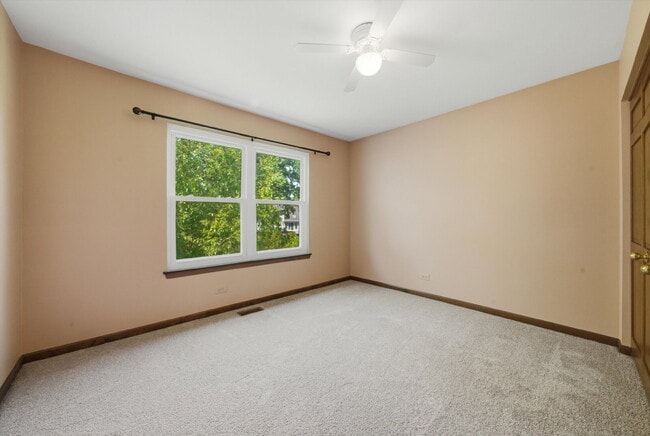 Building Photo - Spacious 4-Bedroom Home with Finished Basement and Modern Upgrades in Grayslake