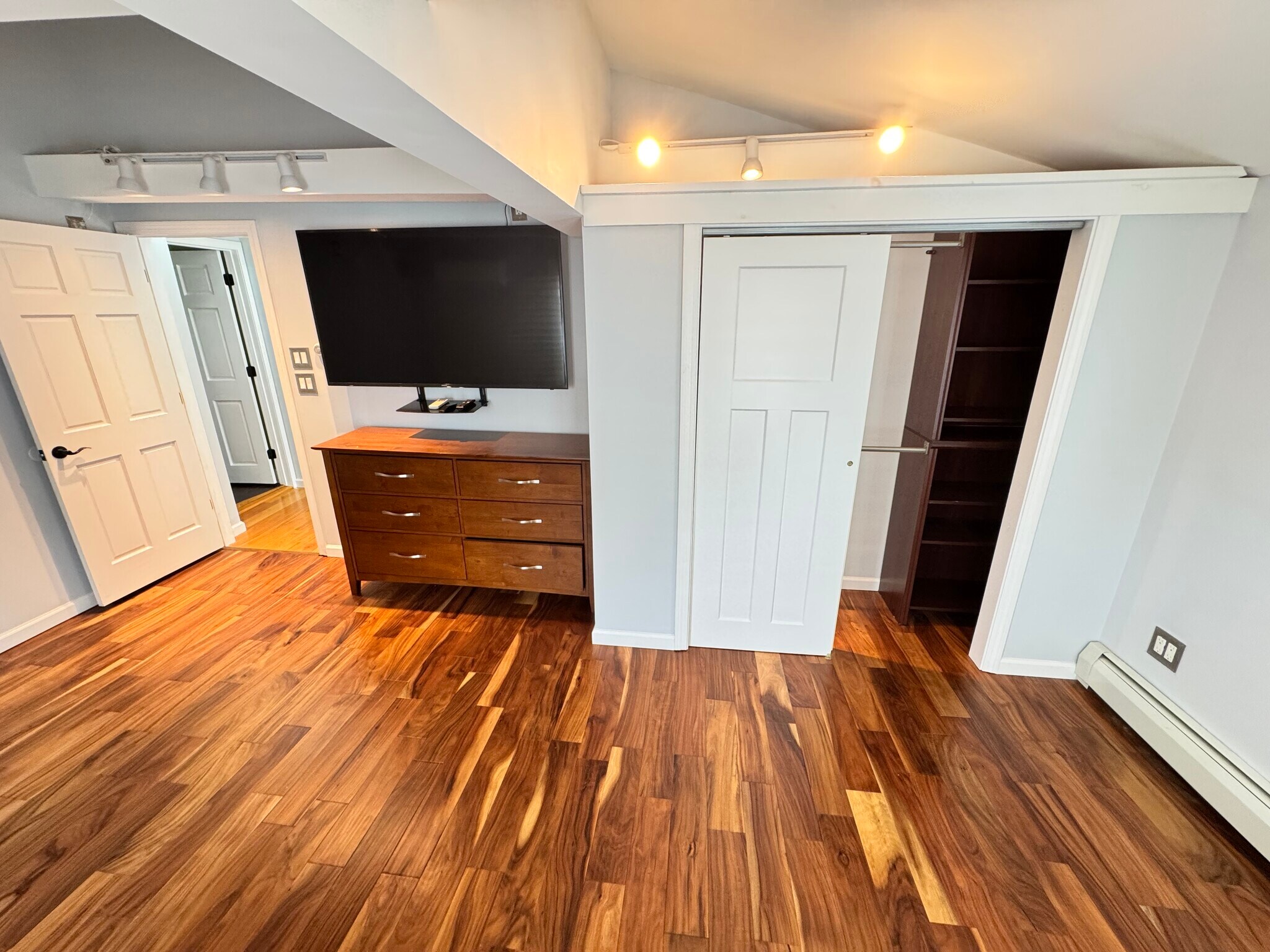 Building Photo - 5 Pearl St