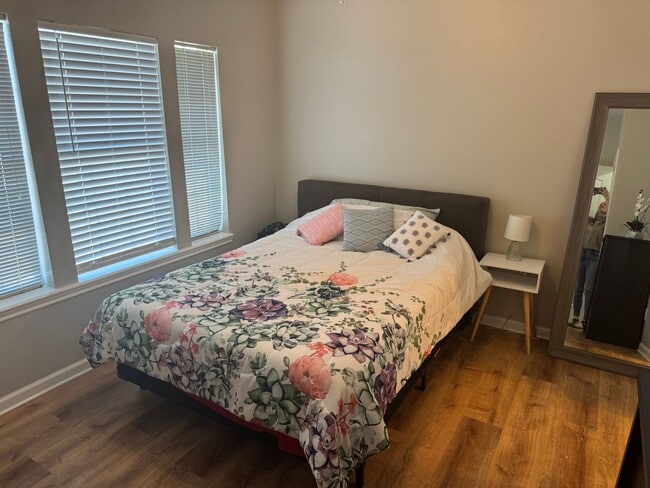 Building Photo - MARCH MOVE IN!!!  3 bedroom 3 Bathroom Duplex Next Door to Blinn!