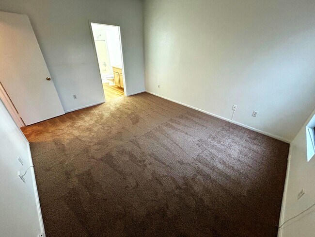 Building Photo - NORTHWEST 2 BEDROOM, 2 BATHROOM CONDO, ALL APPLIANCES INCLUDED!