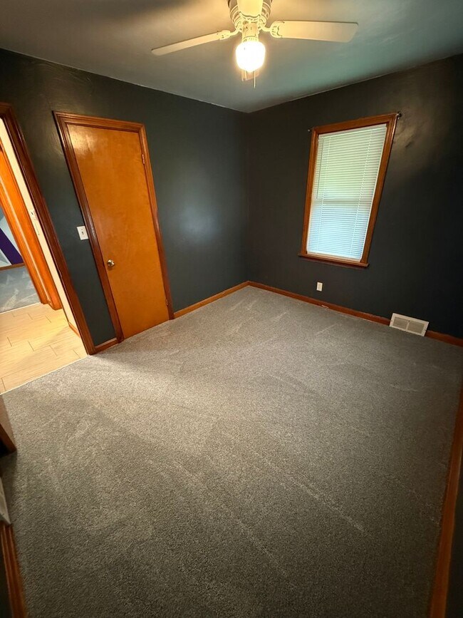 Building Photo - Struthers , 3 bedroom home with full basement and garage.