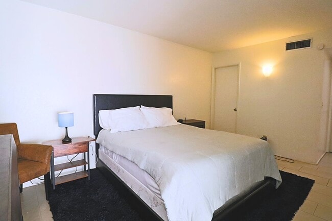 Building Photo - Welcome to this stunning  Unfurnished 2-bedroom, 2-bathroom home centrally Located!