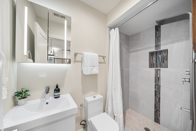 Building Photo - 625 Park Rd NW