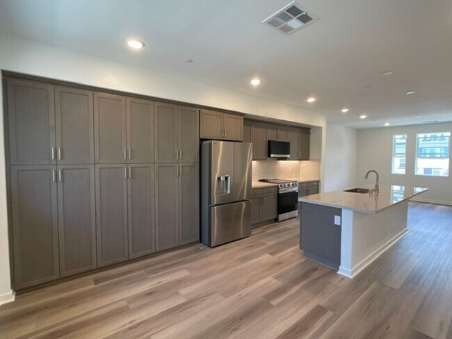 Building Photo - Camarillo 3 Bed 4 Bathroom Never Lived In Condo