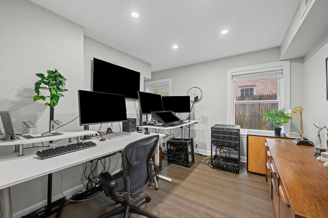 Building Photo - 930 Harvard Ct