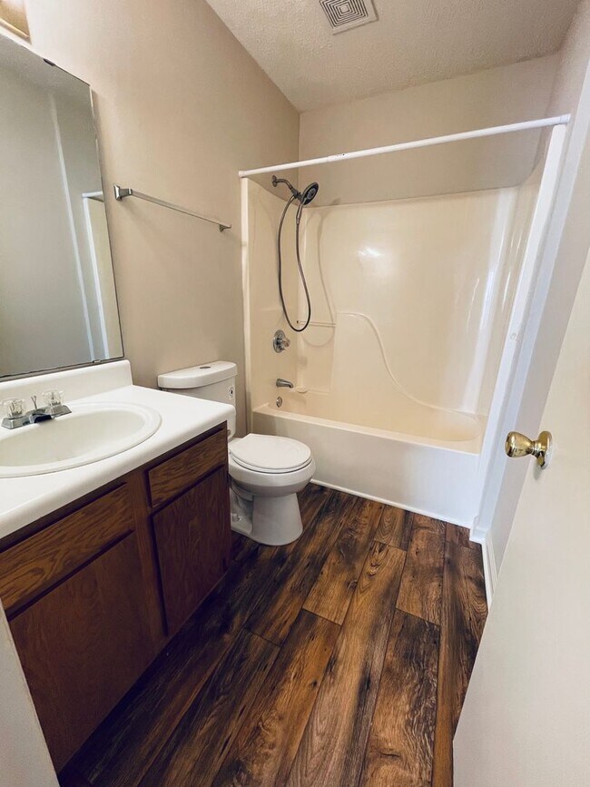 Building Photo - 105 Oriole Dr