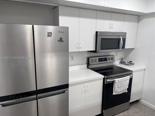 Building Photo - 125 Waterside Dr