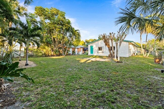 Building Photo - Comfortable Oakland Park Living - 3BR with Outdoor Space