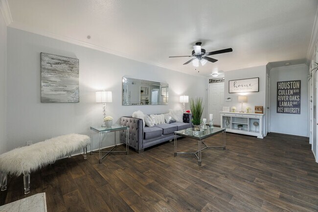 Building Photo - Luxury Features + 6 Weeks Free Rent | Don’...