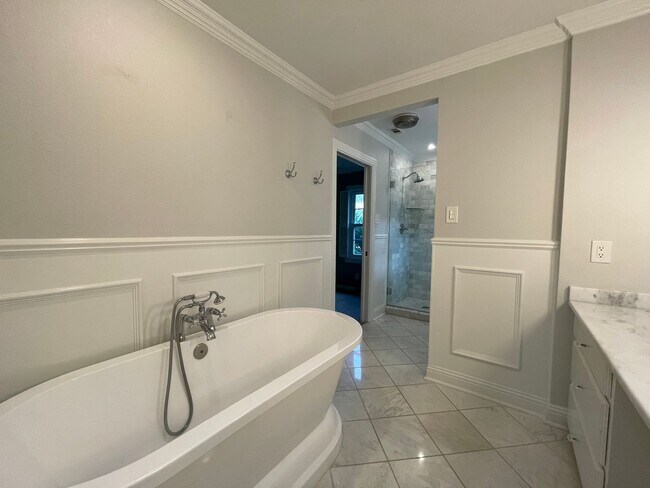 Building Photo - AVAILABLE NOW --3 BEDROOM 2 BATH HOME IN T...