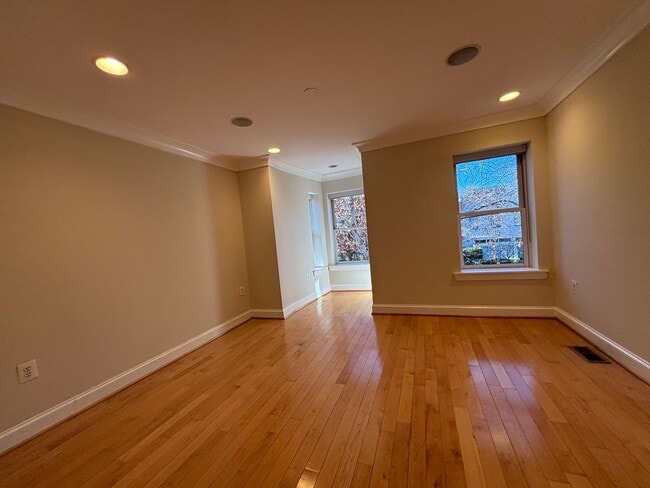 Building Photo - Executive Row Home In NW DC with Designer Finishes