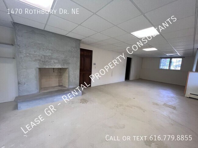 Building Photo - Large Three Bedroom Home!