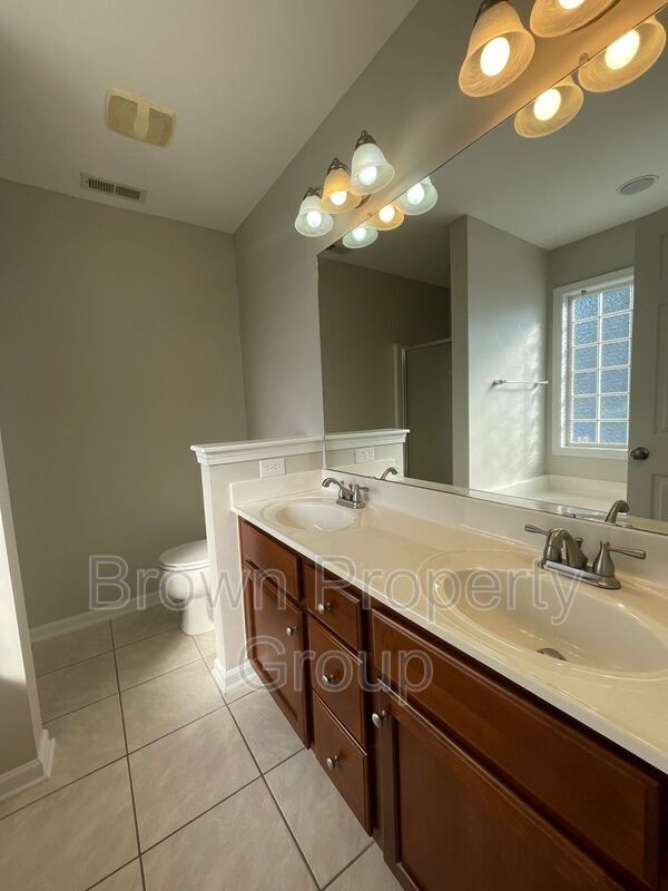 Building Photo - 370 Fairfield Cir