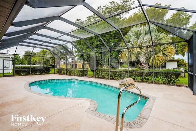 Building Photo - 126 NE 17th Ave