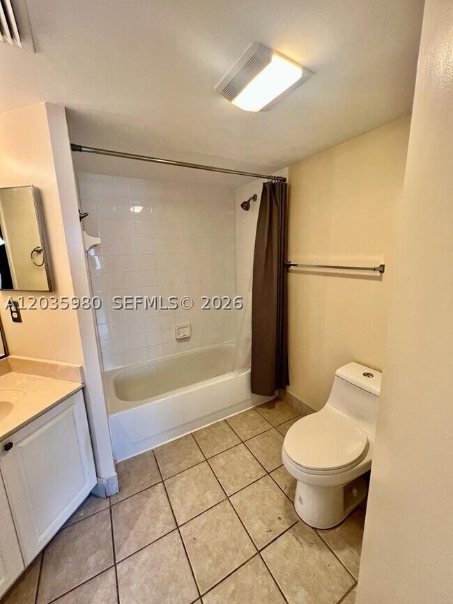 Building Photo - 400 Crestwood Ct N