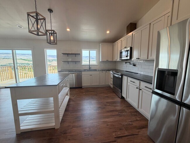 Building Photo - Now renting 3 bedroom House
