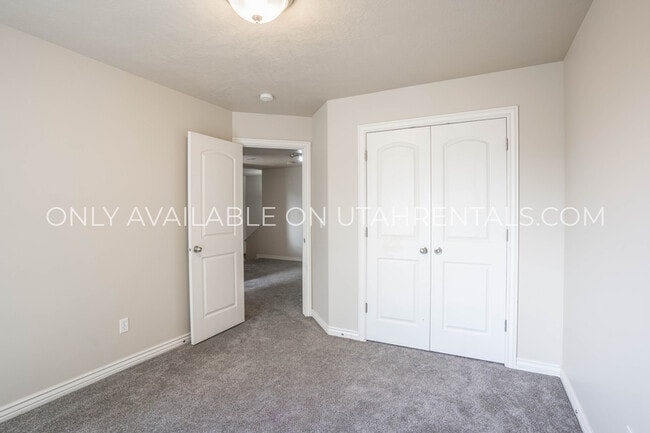 Building Photo - 1380 W Parkside Dr