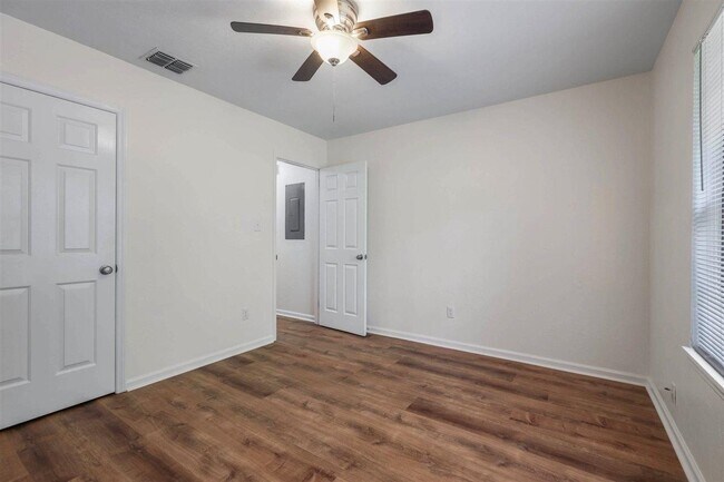 Building Photo - 2556 Panther Creek Rd