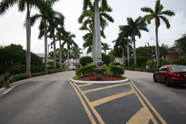 Building Photo - 2BD/2BA Dual Masters Condo w/ Lake Views!   *1st Floor & Gated Community*