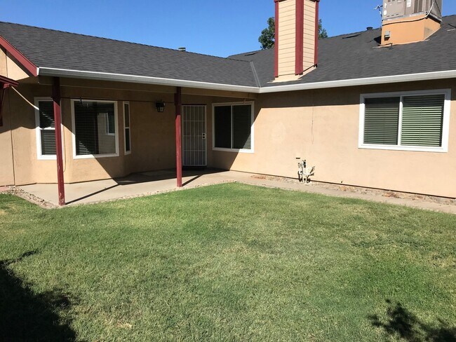Building Photo - Single story near freeway access and major shopping!