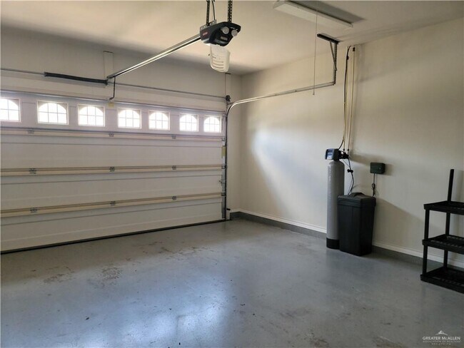 Building Photo - 5105 W Highland Ave