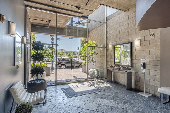 Building Photo - 555 Front St