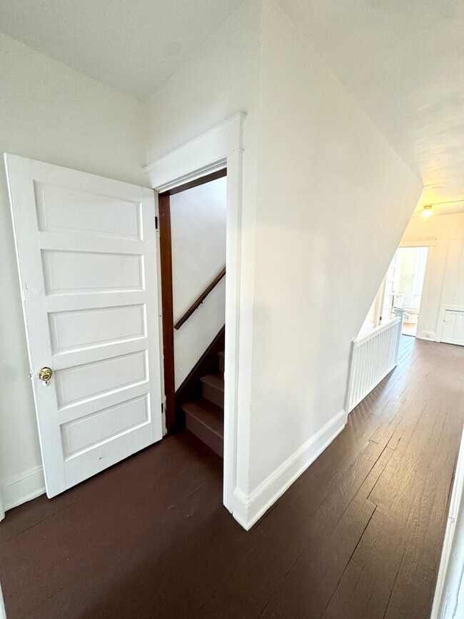 Building Photo - 819 E 5th St