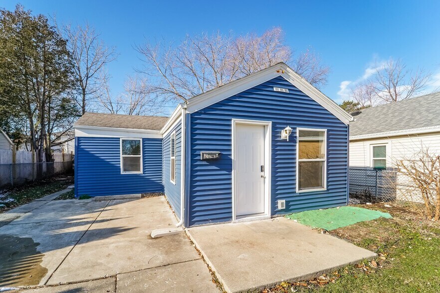 Building Photo - 2046 Russet St