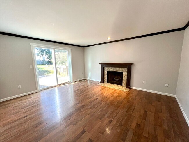 Building Photo - Charming 3-Bed, 3-Bath Home with Bonus Roo...