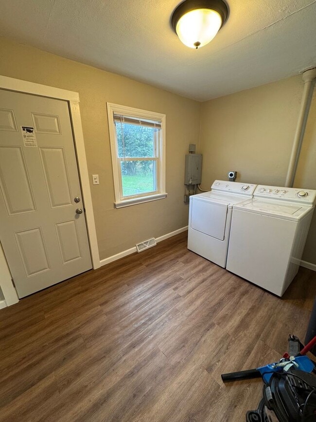 Building Photo - Two Bedroom One Bathroom Home in Machesney...