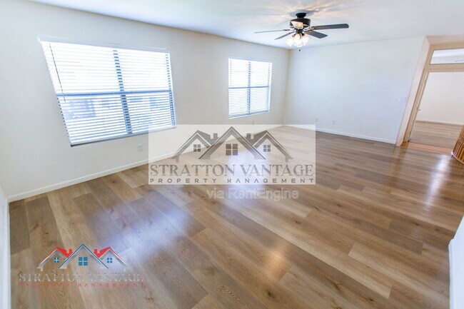 Building Photo - 960 E Constitution Dr