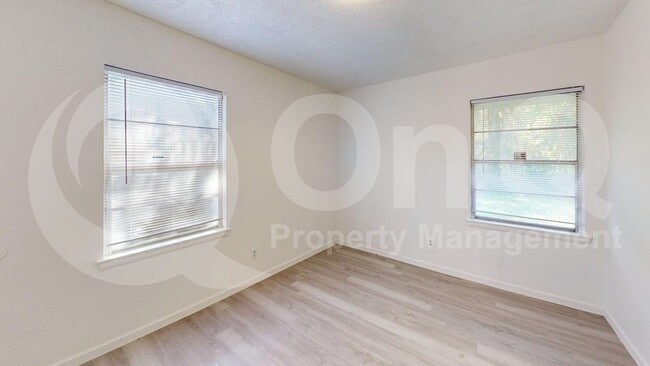 Building Photo - 910 S Mills Dr