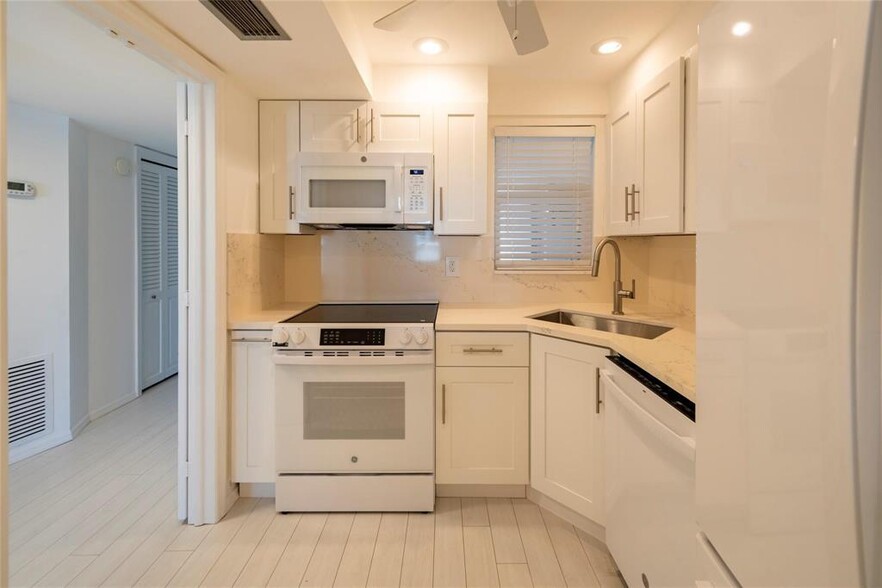 Building Photo - 3101 NE 47th Ct