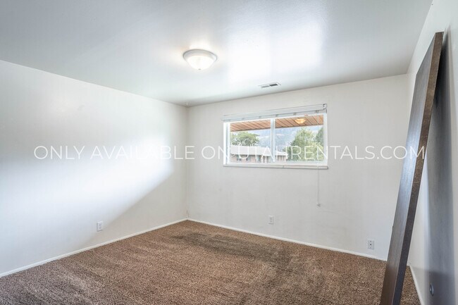 Building Photo - 1050 W 1050 S