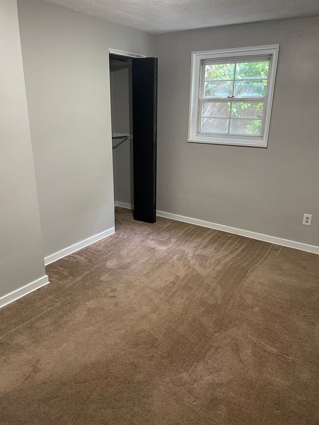 Building Photo - 3 BEDROOM, 1.5 BATH IN PENN HILLS - MOVE-I...