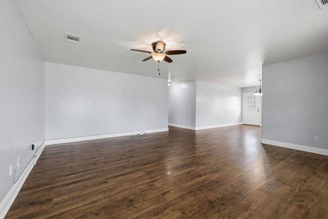 Building Photo - Step into comfort and modern convenience with this charming 3-bedroom, 2-bathroom home in Sherman...