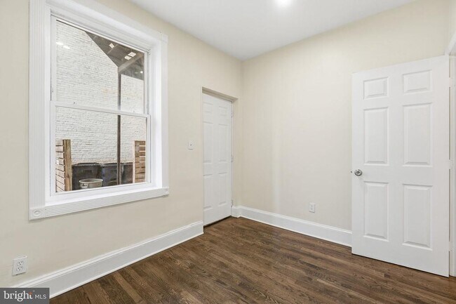 Building Photo - 1038 6th St NE
