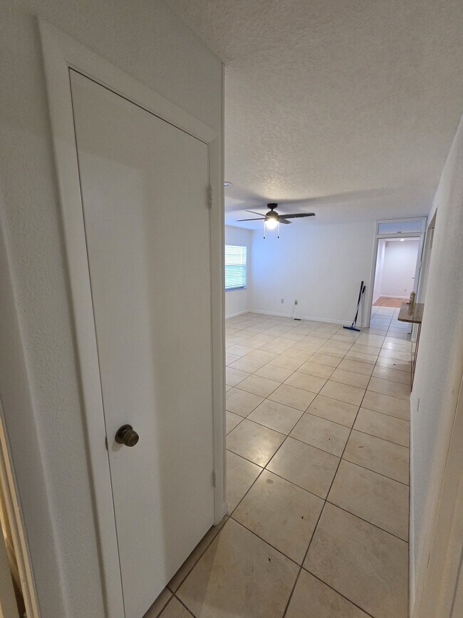 Building Photo - 606 Lakespur Ln