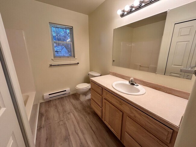 Building Photo - 2 Bed/2 Bath Apartment in NE Bend - Worthington Court
