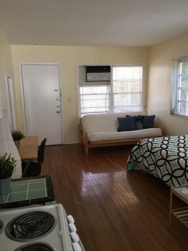 Building Photo - 2821 SW 1st Ave