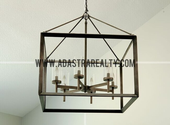 Building Photo - Gorgeous Updated Home in Blue Valley, South Overland Park-Available in APRIL!!