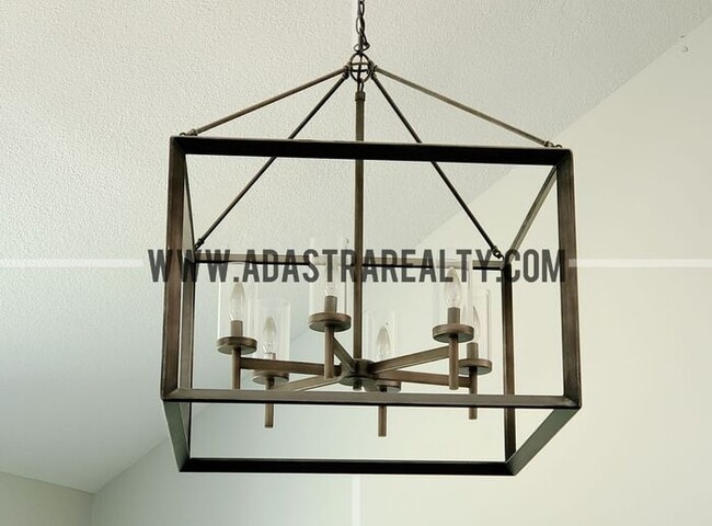 Building Photo - Gorgeous Updated Home in Blue Valley, South Overland Park-Available NOW!!