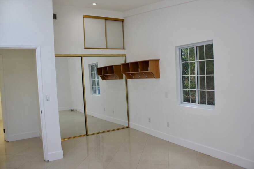Building Photo - 1265 Bienveneda Ave
