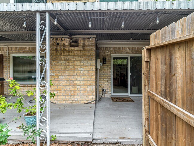 Building Photo - 1669 W Sam Houston Pkwy S
