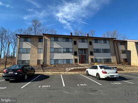 Building Photo - 140 Royal Oak Dr